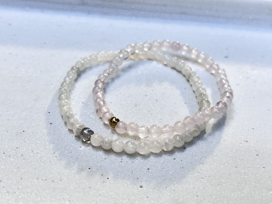 Filigrane Edelstein Armbänder mit kleinen Mondstein Kugeln und Silber Perlen