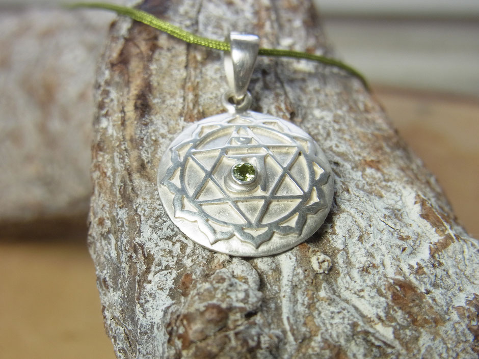 Kette mit handgeschmiedetem Herz Chakra Anhänger aus Silber mit Peridot Stein
