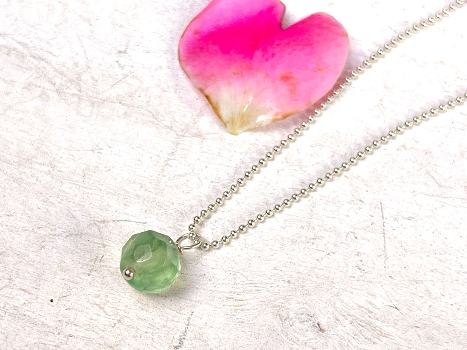 Feine Silberkette mit grünem geschliffenen Fluorit Stein Anhänger