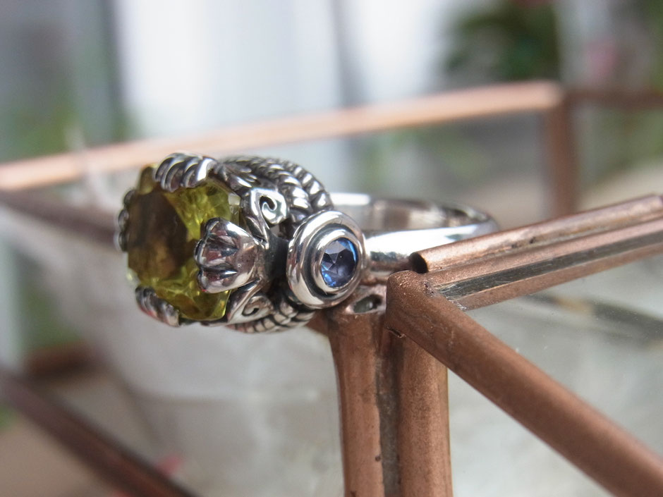 Auffälliger Ring mit großem hellgrünen Zitronenquarz und zwei runden Blautopas Steinen in Silber - Hochwertig und handgefertigter Schmuck