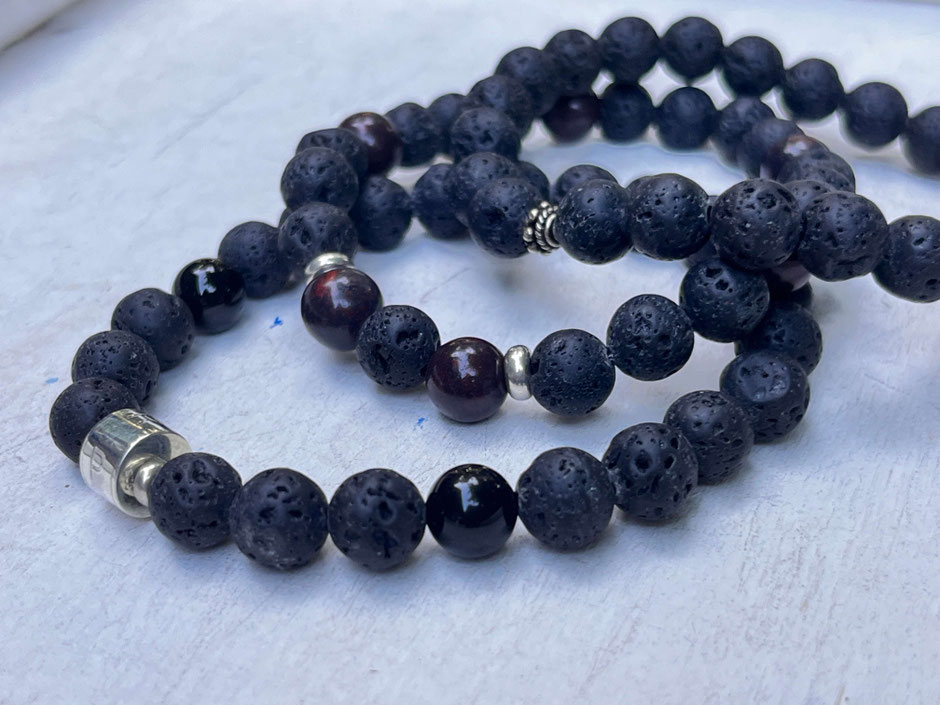 Männerarmbänder mit schwarzen Edelsteinen wie Lavastein, rotbrauner Jaspis und Onyx mit 925 Silber 