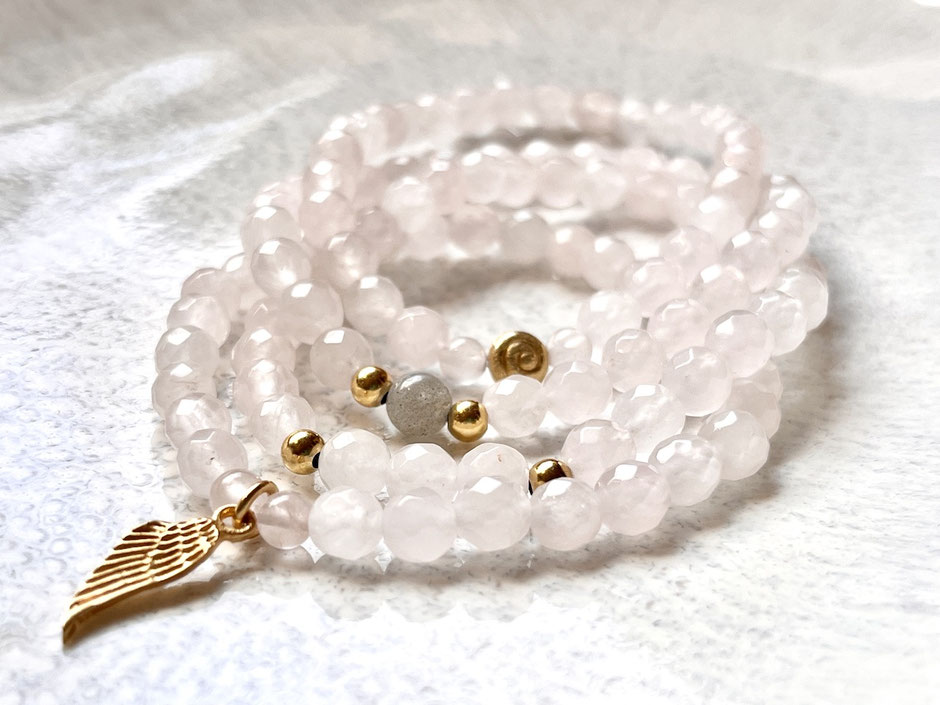 handgemachte Edelstein Armbänder mit Rosenquarz Steinen und goldenen Kugeln und Engelsflügel