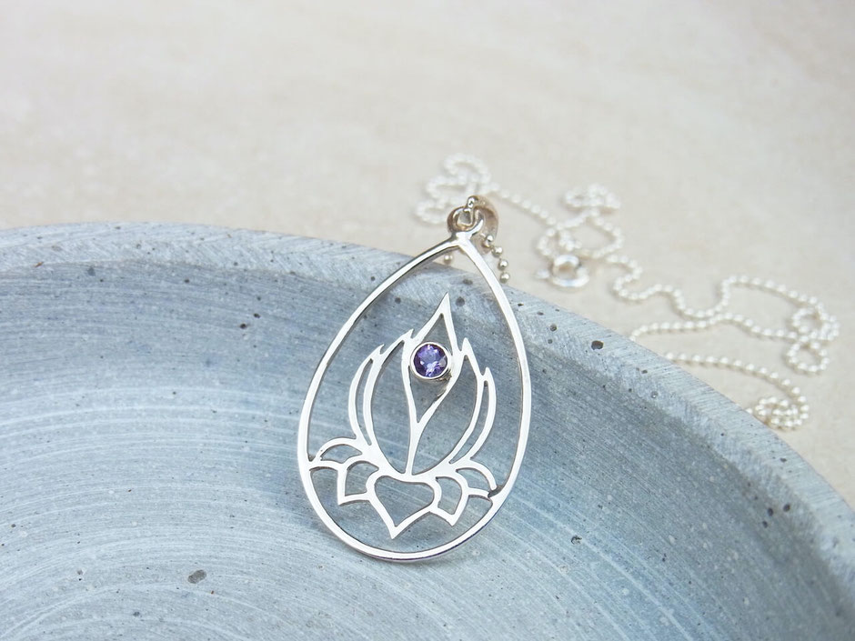 Kette mit filigranem Lotusblume Amethyst Anhänger in Silber