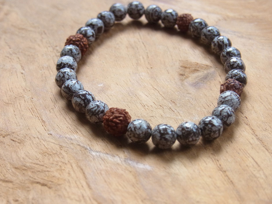 Armband mit braunen Achat Kugeln und Rudkraksha Samen