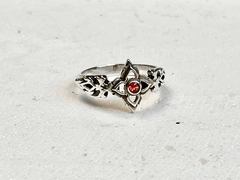 Damen Ring mit rotem Granat Stein und ausgefallenem Design in Silber 
