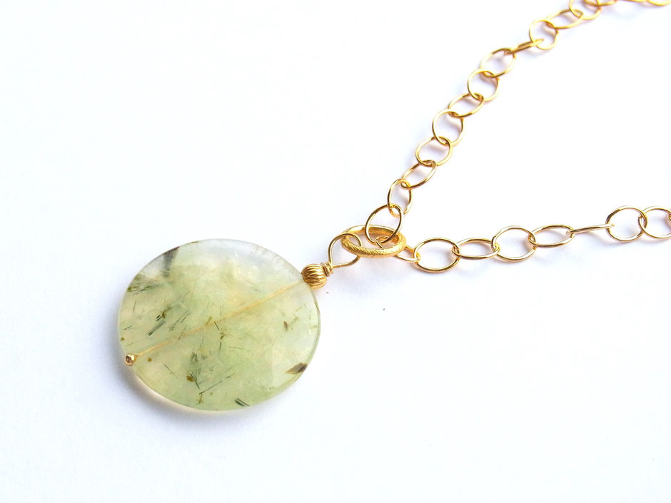 Goldene Kette mit einem großen flachen grünen Turmalinquarz Anhänger
