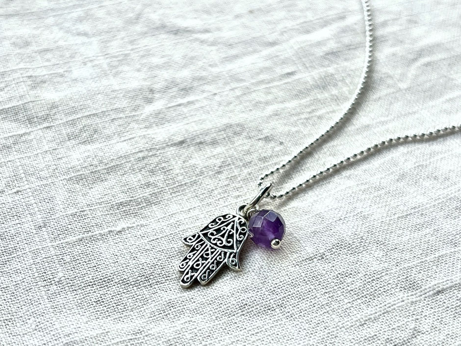 Feine Kette mit Hamsa Hand aus Silber und einer kleinen Amethyst Perle