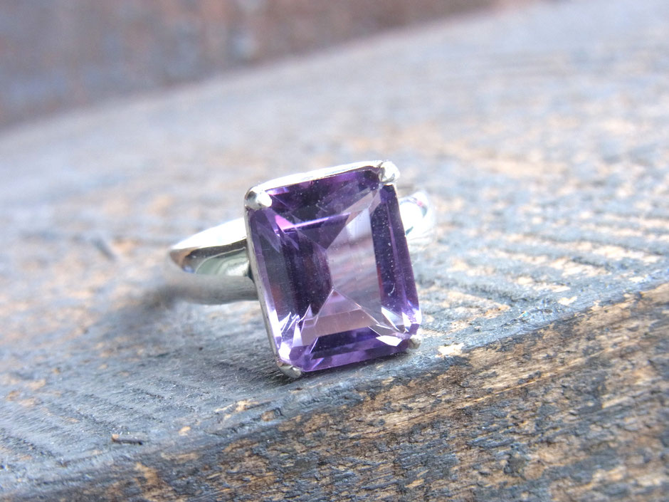 Handgefertigter Ring aus Silber mit Amethyst Stein