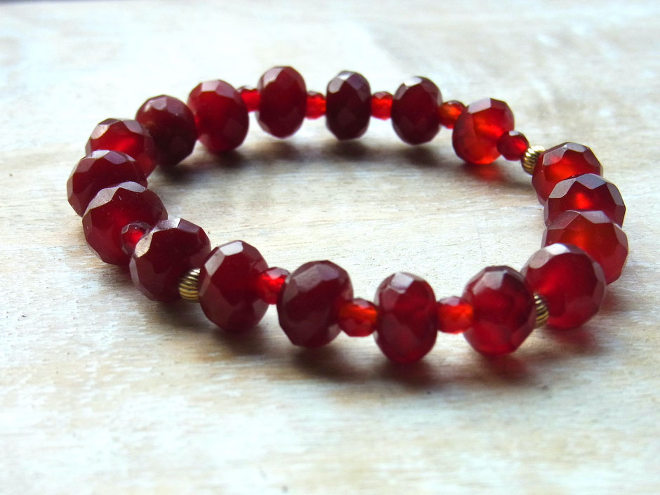 Armband mit geschliffenen roten Karneol Steinen