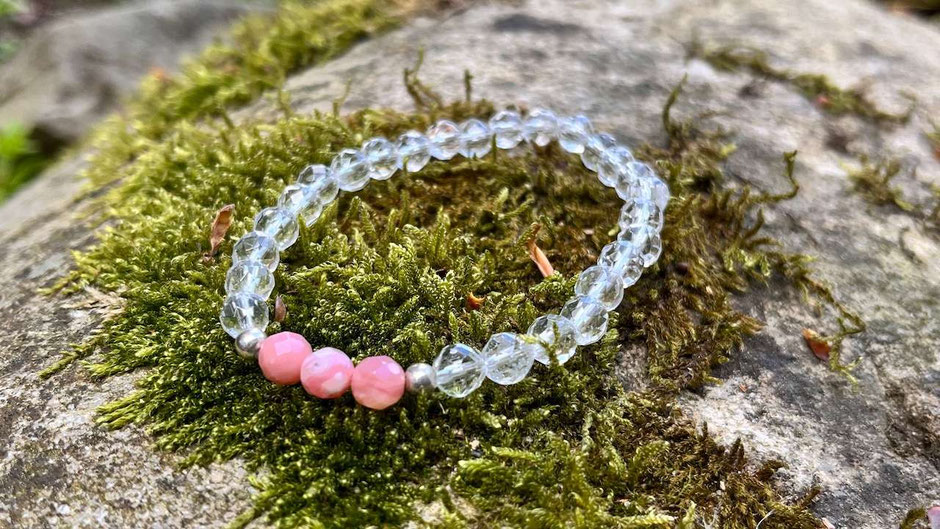 Armband mit geschliffenen klaren Bergkristall Kugeln und rosa Andenopal Perlen