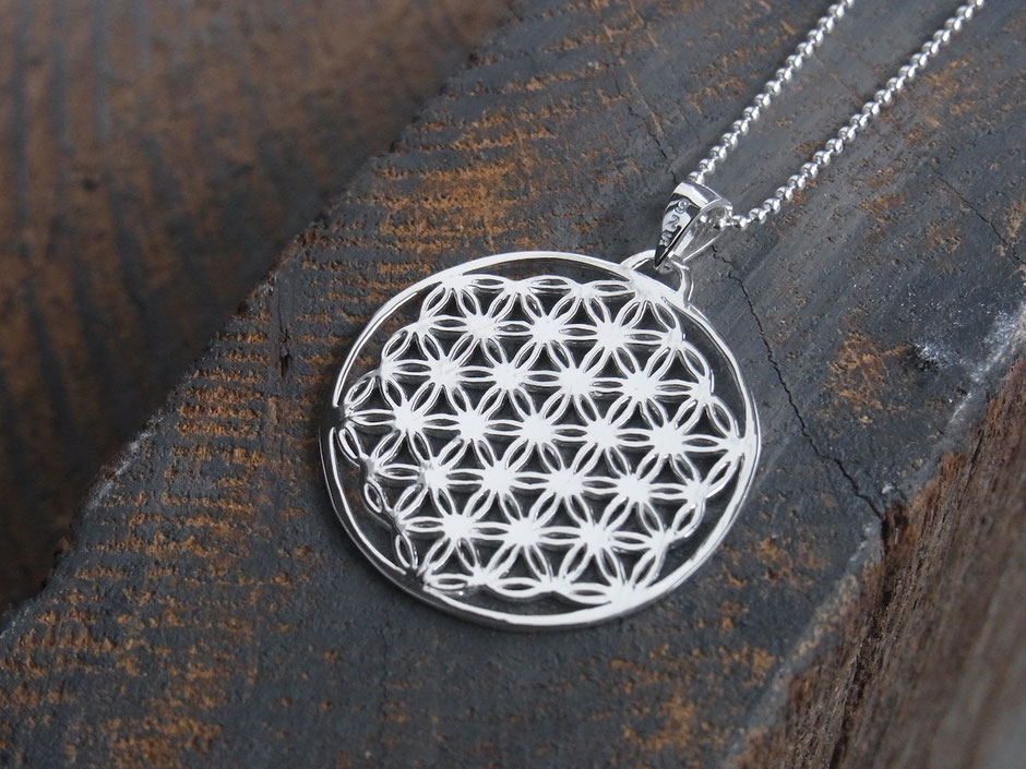 Mittellange Kette mit großem flachen Blume des Lebens Anhänger aus Silber