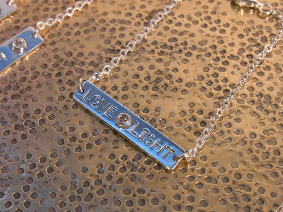 Silberarmband mit Schild und Gravur Love Light und einem kleinen Mondstein in Silber gefasst