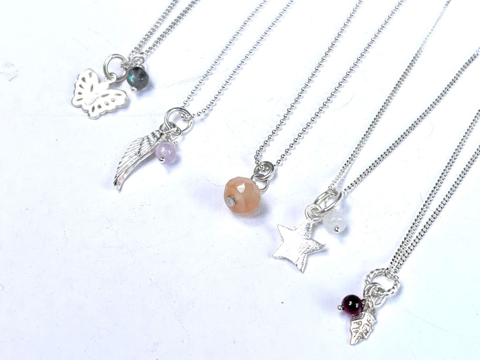 kurze Ketten mit kleinen Edelstein und Symbol Anhängern in Silber und Gold