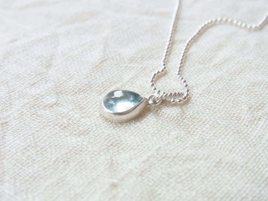 Kurze filigrane Kette mit Aquamarin Tropfen Anhänger in Silber