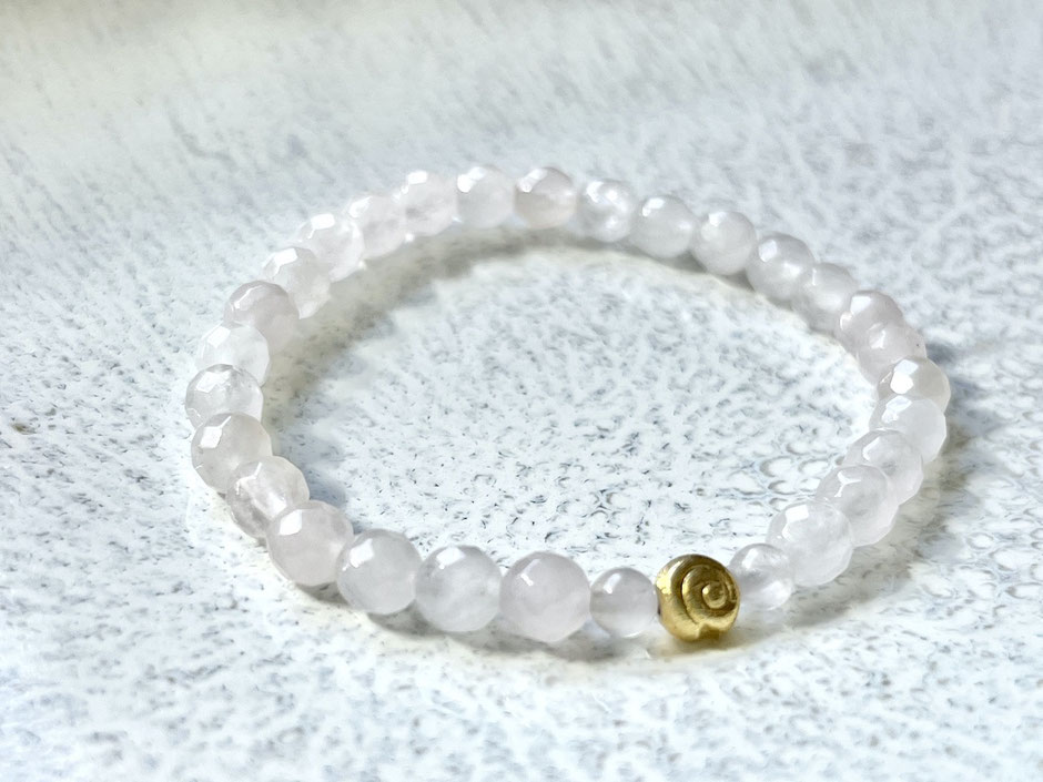 Edelstein Armband mit geschliffenen Rosenquarz Kugeln und goldener Spirale