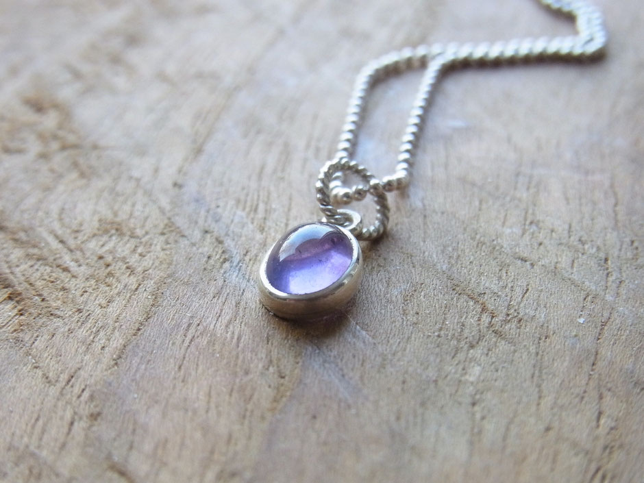 Feine Silberkette mit ovalem Amethyst Cabochon Anhänger aus 925 Silber aus der LIGHTBRINGER Kollektion