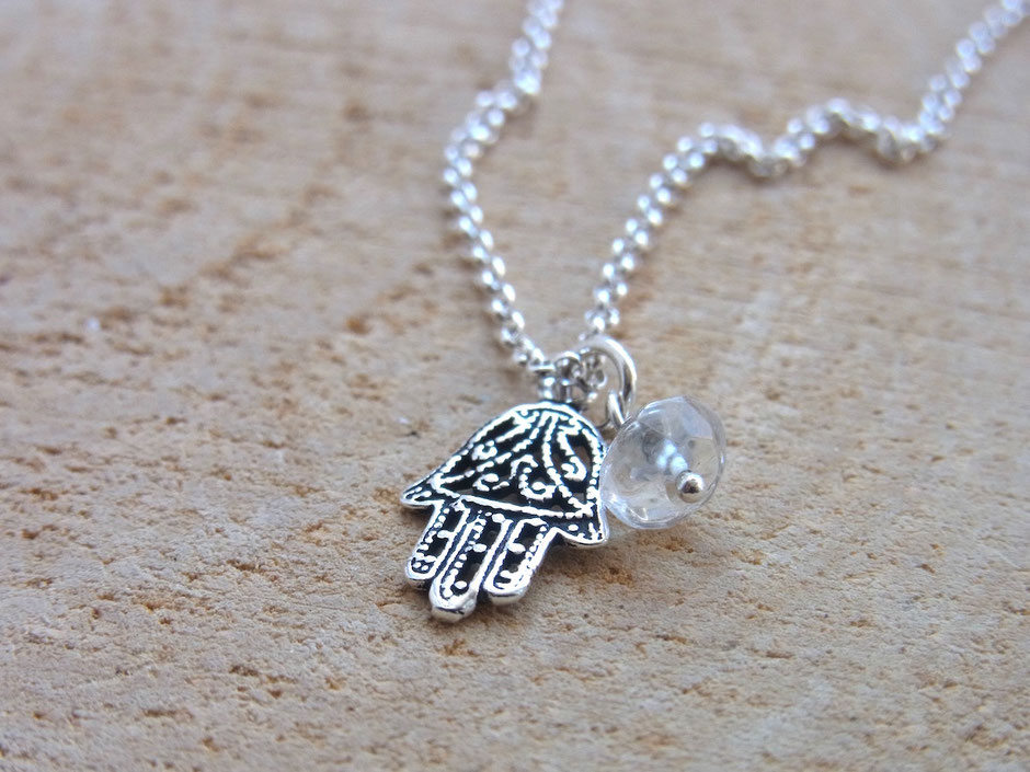 Feine Silberkette mit Fatima Hand und kleinem Bergkristall - Schmuck mit dem Symbol für Schutz, Glück und Segen