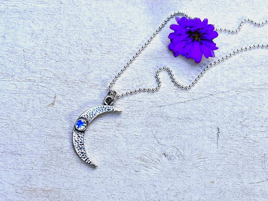 Feine Silberkette mit Mond Anhänger aus 925 Silber und Regenbogen Mondstein