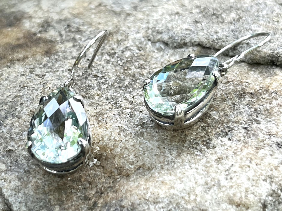 Handgefertigte Ohrringe aus Silber mit geschliffenen hell grünen Amethyst