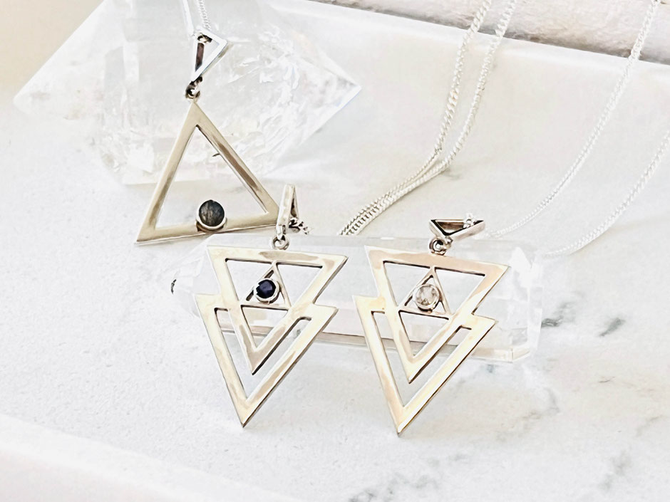 Ketten mit Dreieck Anhänger in Silber und rundem Edelstein - spiritueller Schmuck mit heiliger Geometrie