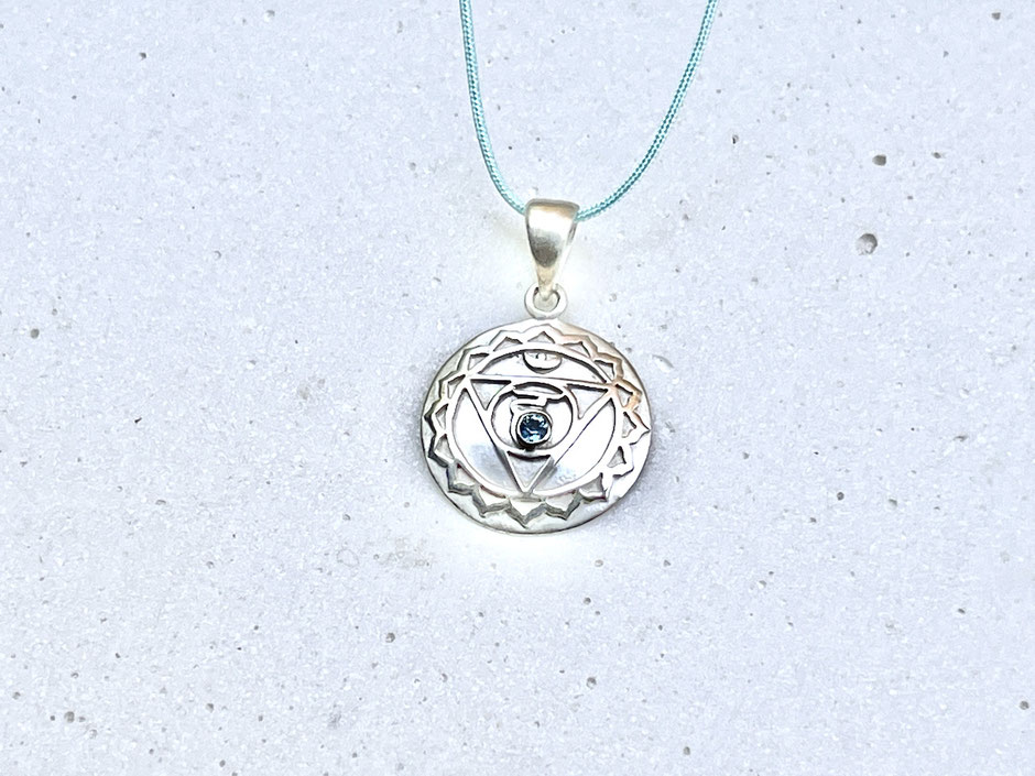 Kette mit handgefertigten Hals Chakra Symbol Anhänger mit Blautopas