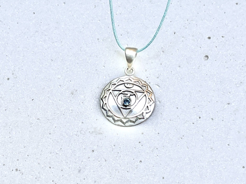 Halschakra Kette aus Silber mit Blautopas - handgefertigter Chakra Schmuck von SUMAJU