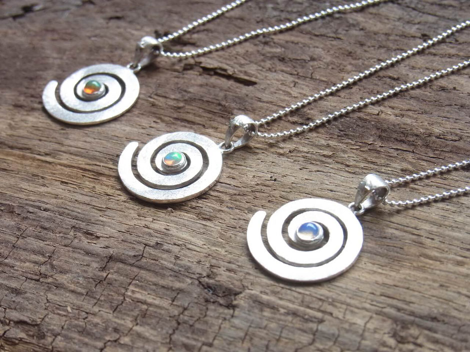 Ketten mit Spirale Anhänger und Edelstein in Silber