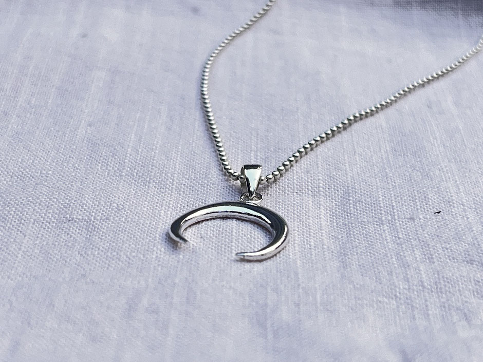 Filigrane kurze Kette mit Mond Anhänger aus Silber