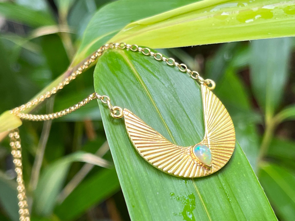 Goldene Kette mit Engelsflügel Anhänger und eingefassten Opal Tropfen in gold 