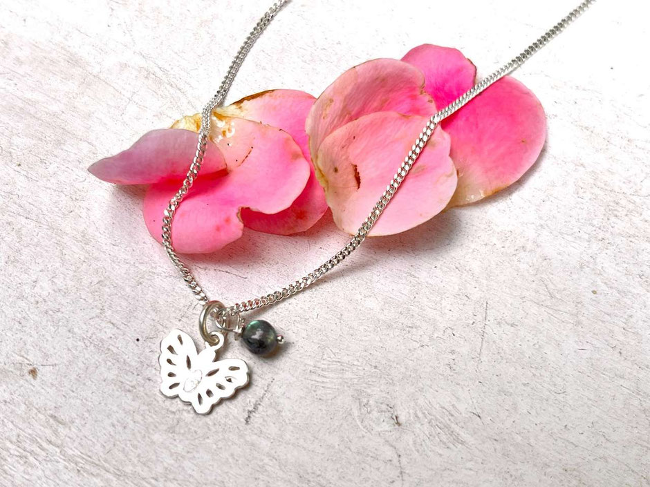 kurze feine Kette mit kleinem Schmetterling Anhänger in Silber und einer Labradorit Perle