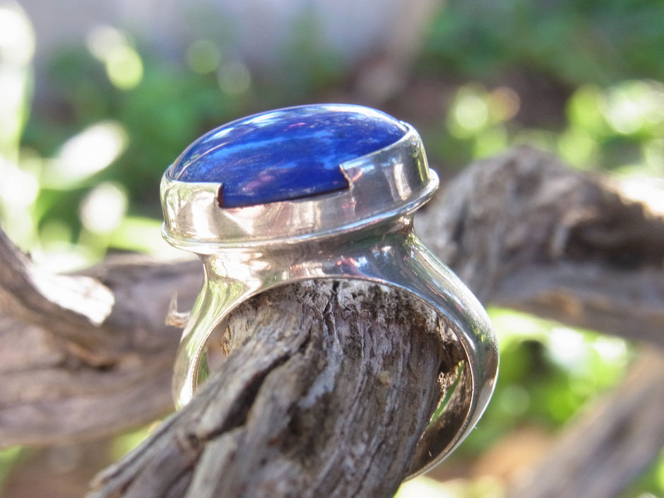 Ring mit großem Lapislazuli Stein in Silber gefasst