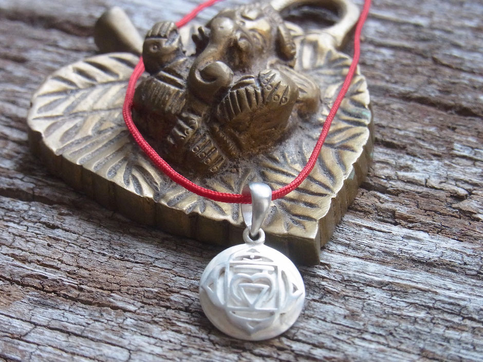 Wurzel Chakra Anhänger aus Silber mit Bija Mantra