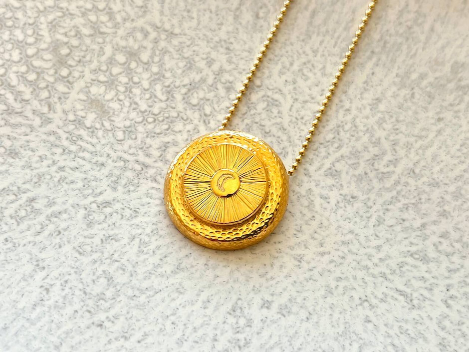 Goldene Kette mit Mond Symbol Anhänger in der Form eines Gongs und Gravur einer Mondsichel im Zentrum