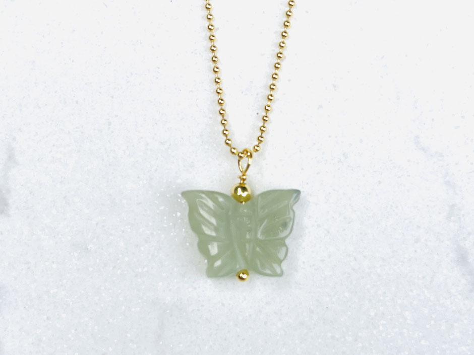 Goldene Kette mit Schmetterling Anhänger aus grüner Jade