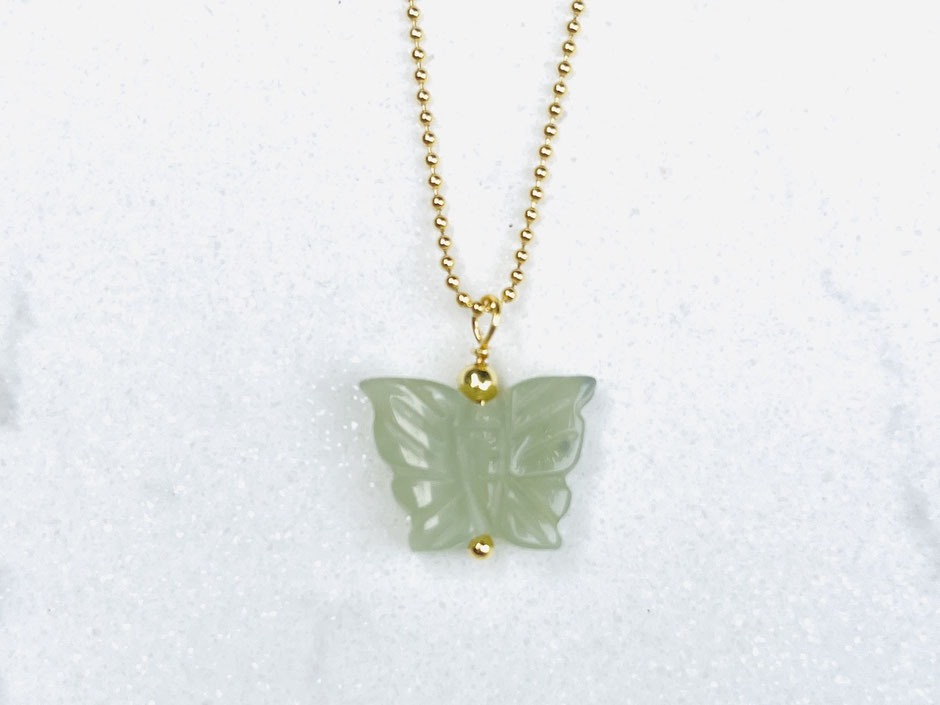 Goldene feine Kette mit Schmetterling Anhänger aus grüner Jade