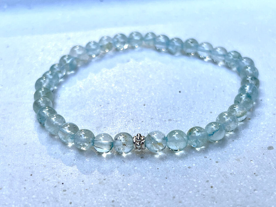 Filigranes Aquamarin Armband mit polierten Kugeln und einer Silberblüte