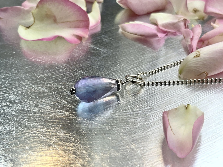 Silberkette mit blau violettem Fluorit Tropfen Anhänger