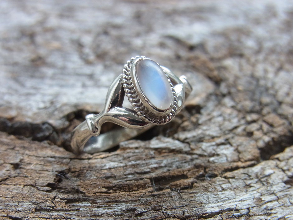 Filigraner Ring mit ovalem schillernden Regenbogen Mondstein im Cabochon Schliff
