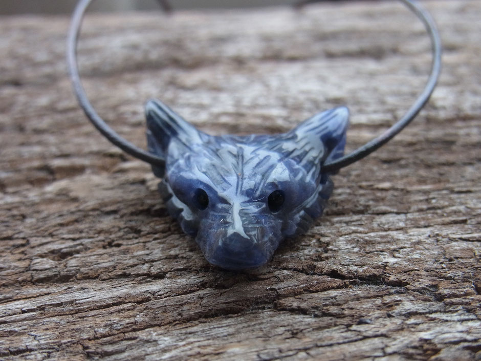 Lederbandkette mit Wolfskopf Anhänger aus Sodalith