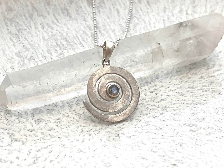 Kette mit handgefertigtem Spirale Anhänger mit Labradorit Cabochon in Silber gefasst