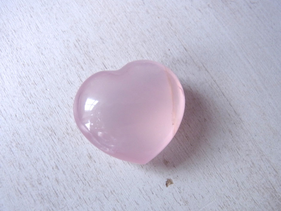 Ein poliertes Rosenquarz Herz in rosa - Heilstein für Liebe und Harmonie