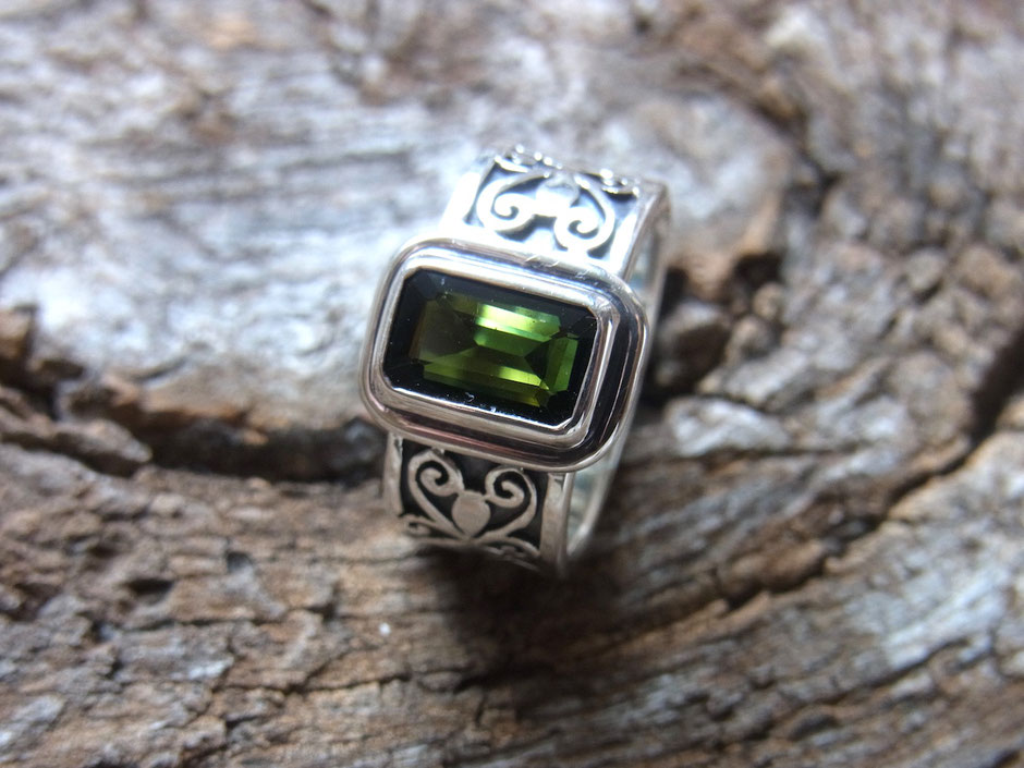 Handgefertiger Ring mit grünen Turmalin Stein in Silber gefasst