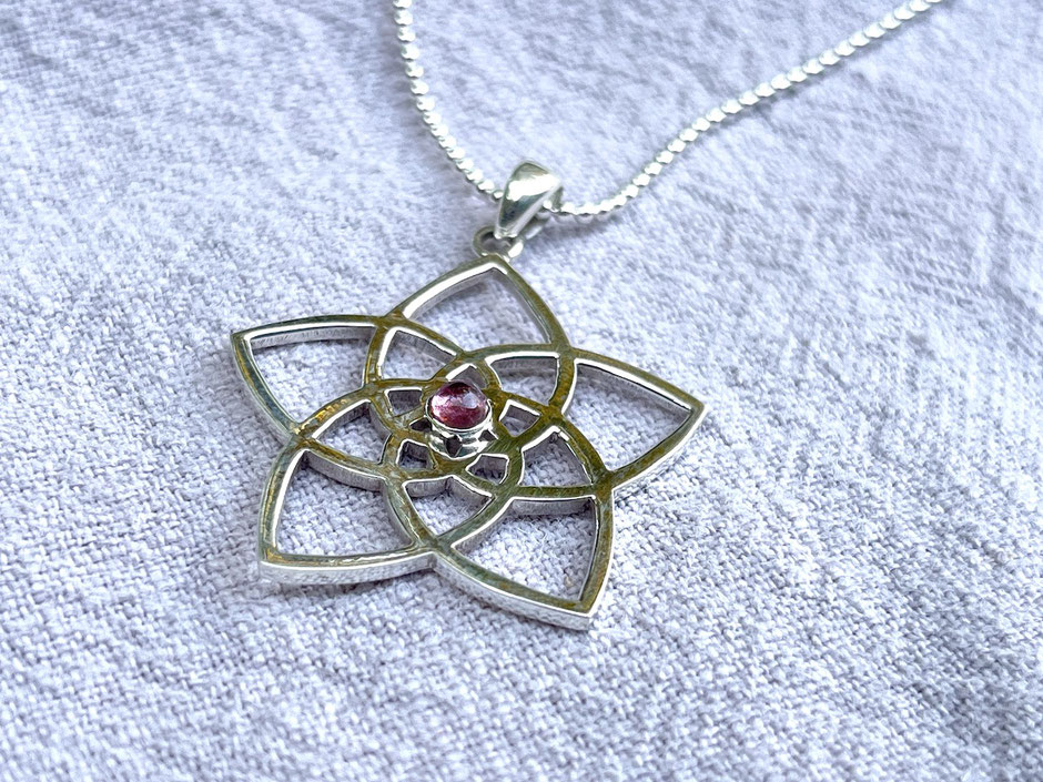 Kette mit Venusblume Anhänger in Silber und einem rosa Turmalin Cabochon im Zentrum der Blume