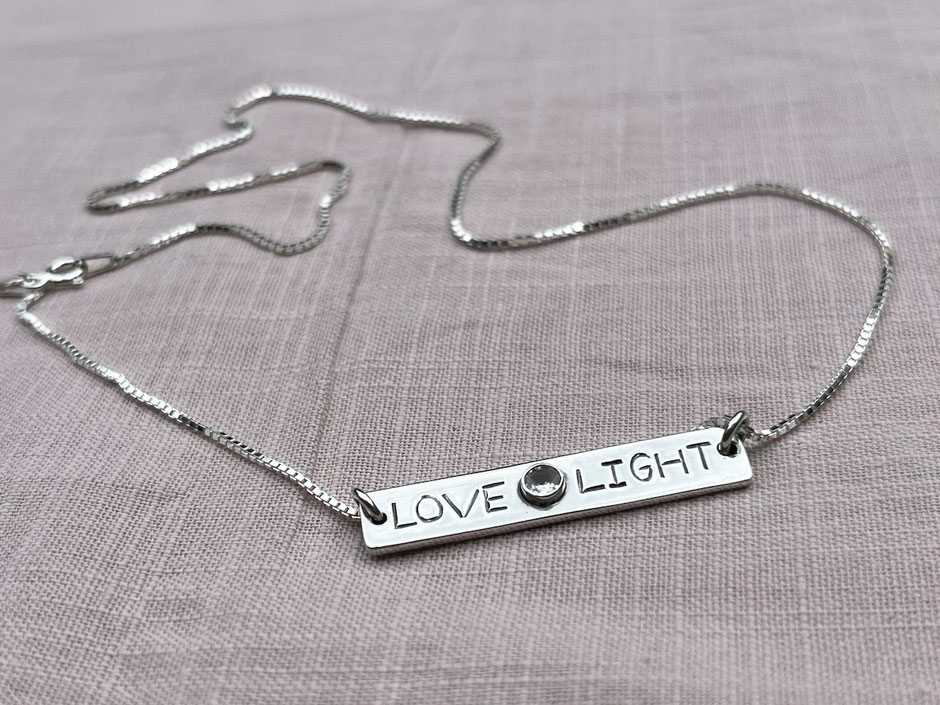 Kette mit Mantra Anhänger und Gravur LOVE LIGHT auf Silberplatte 