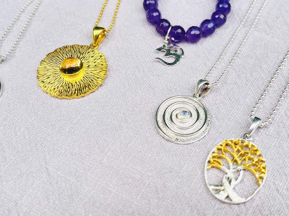 spiritueller Schmuck und Yogaschmuck mit Edelsteinen und Bedeutung aus Silber und Gold von SUMAJU