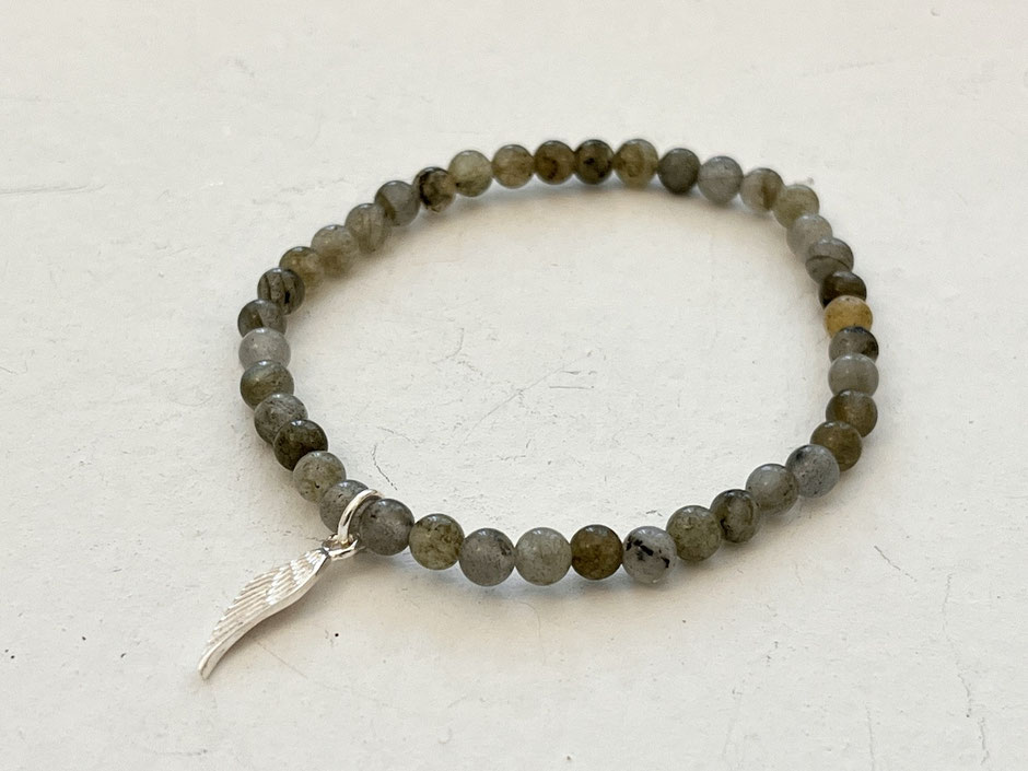 Filigranes Edelstein Armband mit Labradorit Perlen und einem Engelsflügel Anhänger aus Silber