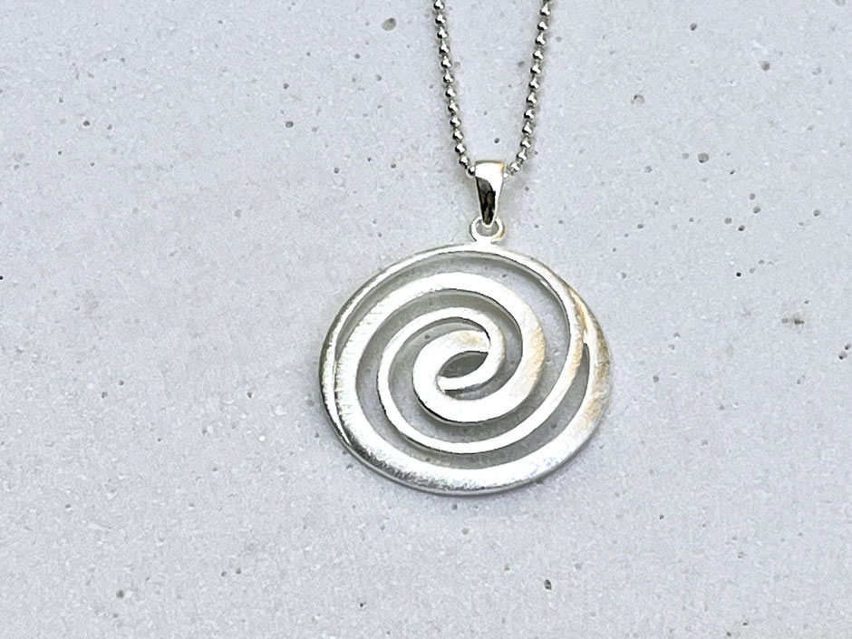 Silberkette mit großem Spirale Anhänger aus matt gebürsteten Silber
