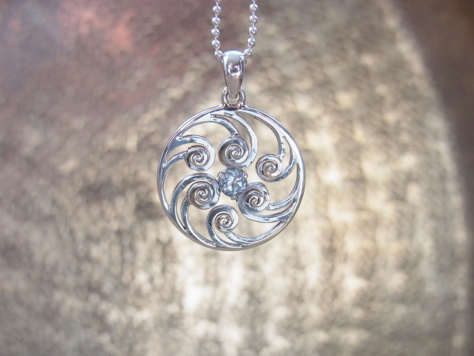 Kette mit handgefertigter Blautopas Spirale Anhänger aus Silber