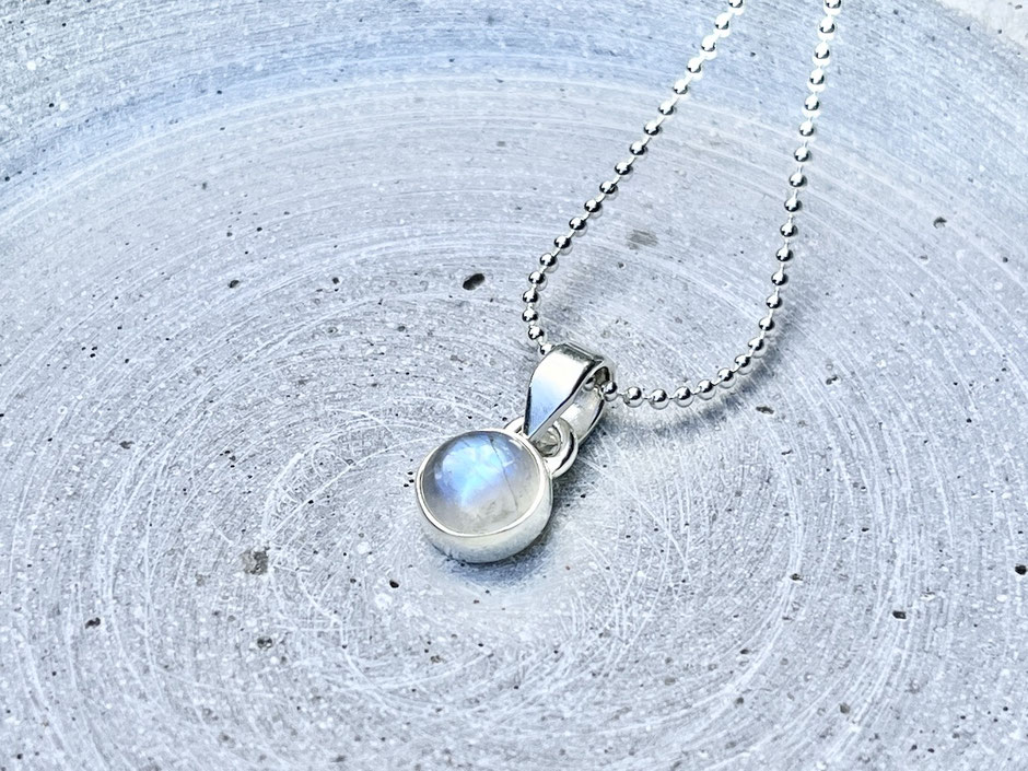 Kette mit einem runden Regenbogen Mondstein Anhänger aus 925 Silber | SUMAJU