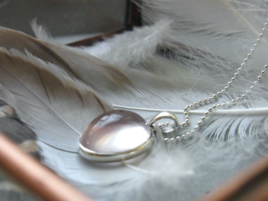 Filigrane Silberkette mit ovalem Rosenquarz Cabochon Anhänger in 925 Silber gefasst – hochwertiger Edelstein (SUMAJU)